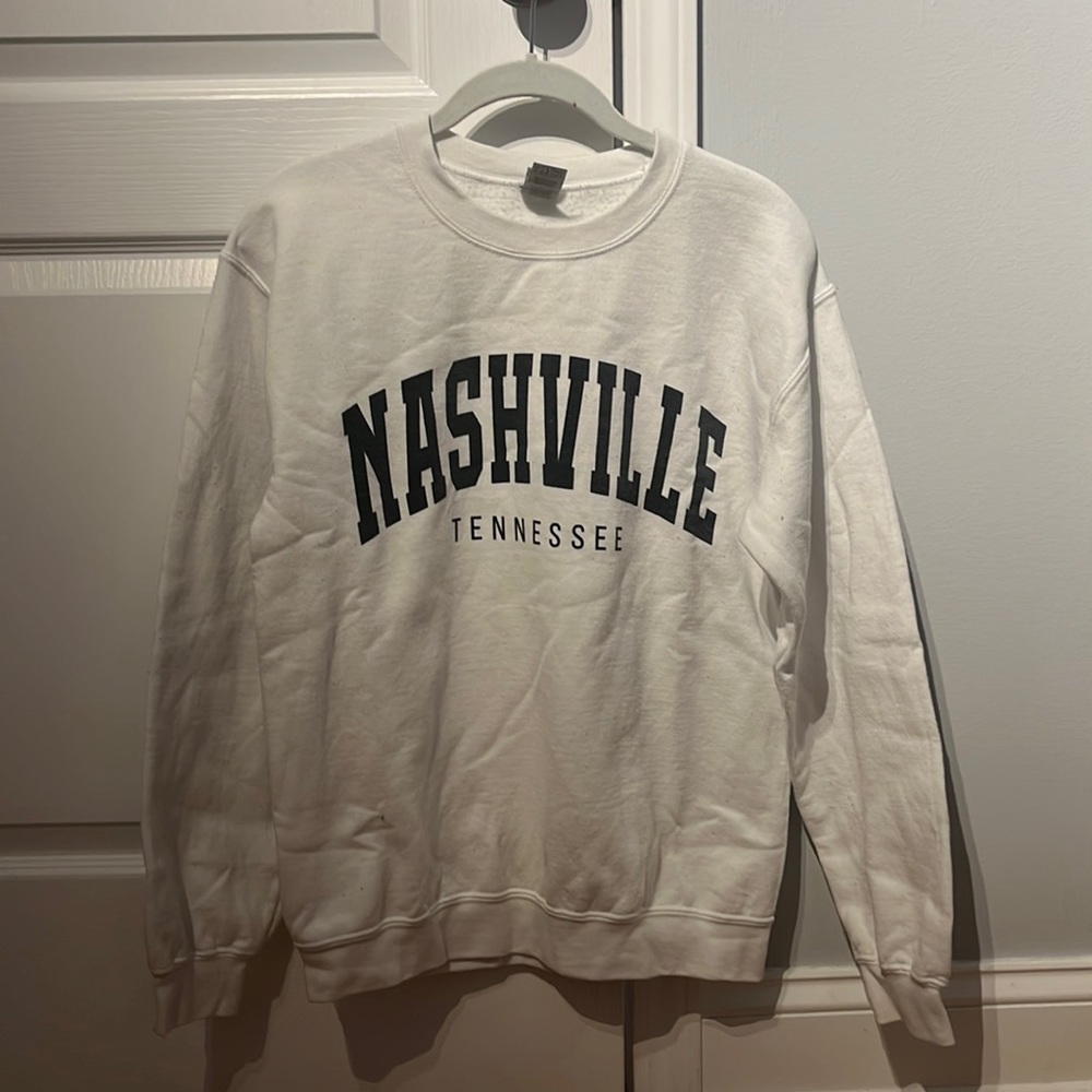 white gildan nashville tennessee crewneck. SMALL worn once